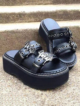 Fledermaus-Plateau-Sandalen mit Doppelschnalle